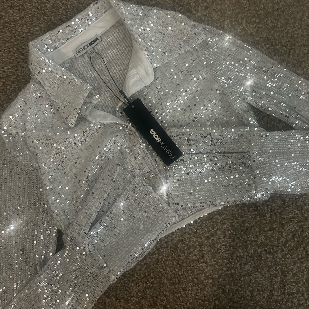 Silver long sleep top. Never worn Size M